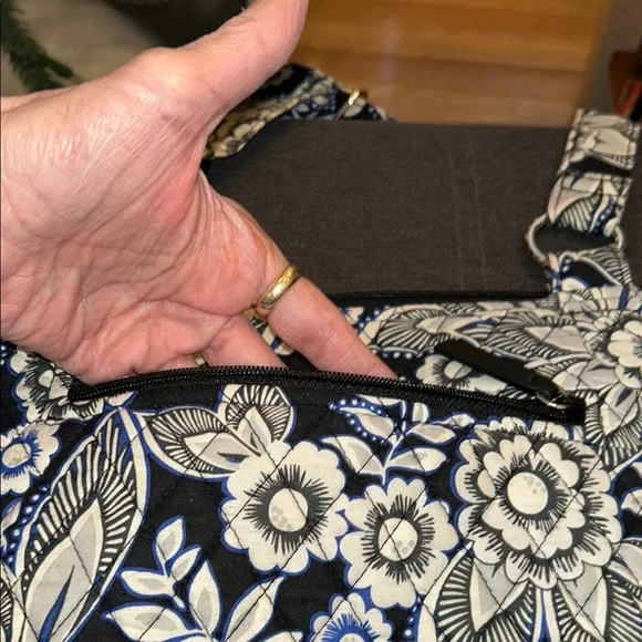 Vera Bradley Black and White Floral Tote in Excellent Condition ! - Picture 5 of 10